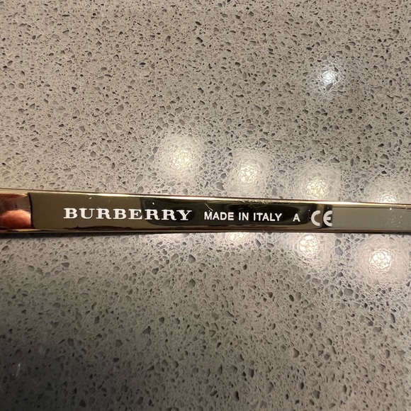 Burberry sunglasses with case - Picture 5 of 11